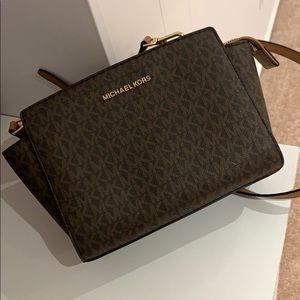 Micheal kors crossbody bag